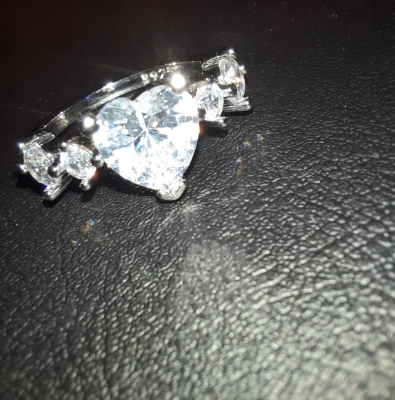 Size 8 Heart Cut Cubic Zirconia Ring - Picture 5 of 7